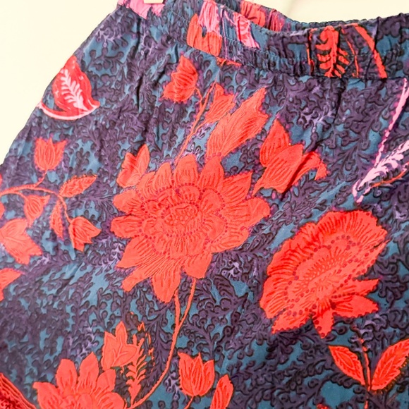 Anthropologie pull on shorts, red navy floral - Picture 3 of 3